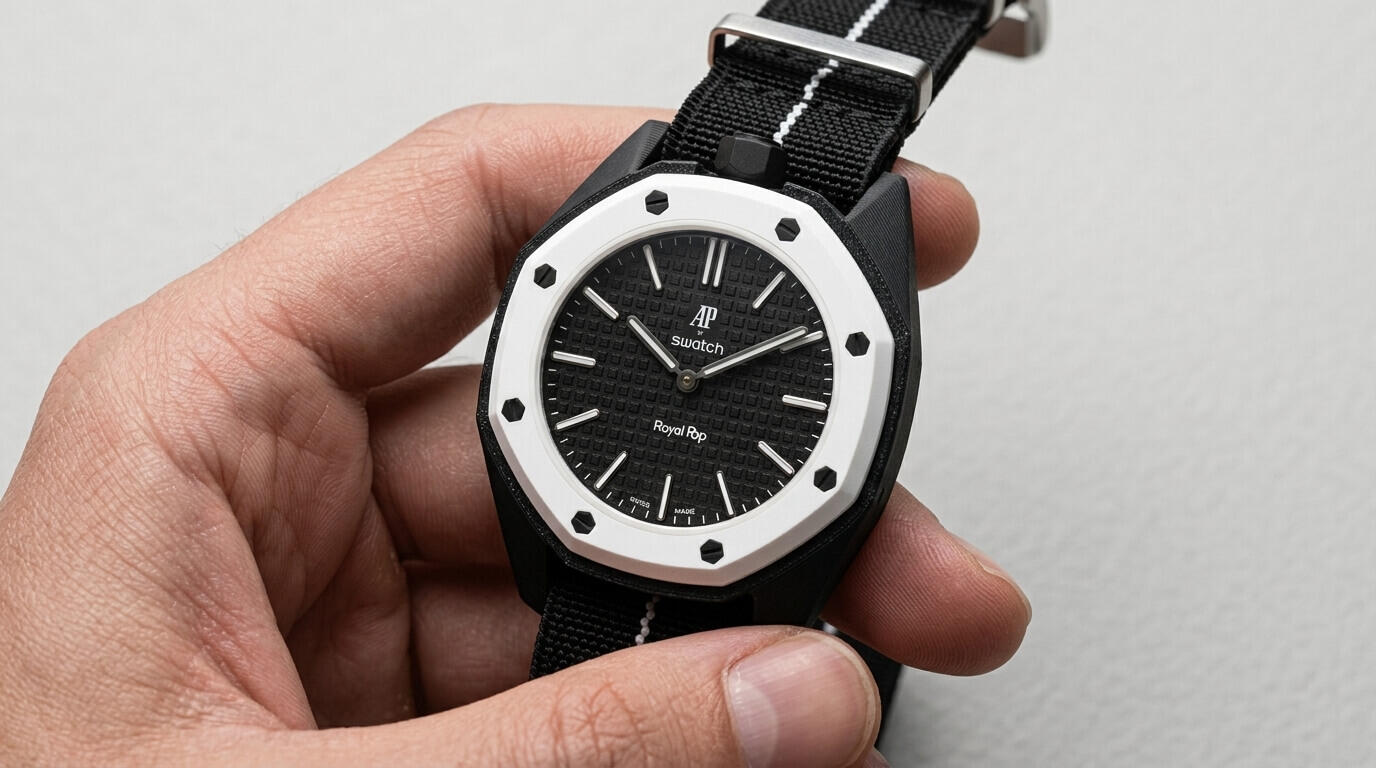 Custom STRAPSNAP adapter and elastic NATO strap installed on a Royal Pop watch module, featuring professional-grade 3D printed geometry.